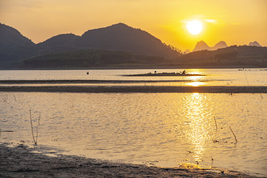 夕阳湖面风景