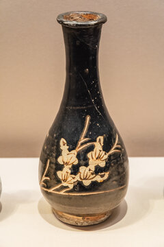 宋代梅花纹黑釉瓷瓶