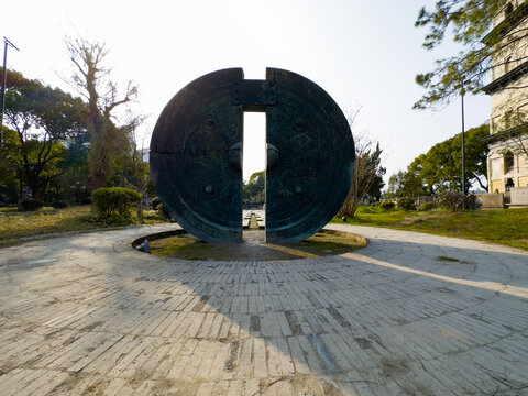 绍兴城市广场铜镜雕塑大善塔