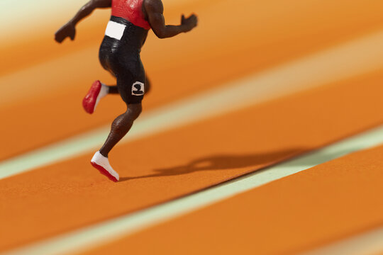 奔跑的运动员在赛道上创意图片