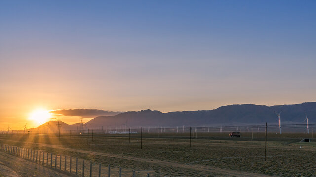 夕阳下的新疆自然风景