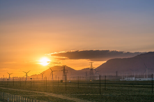 夕阳下的新疆自然风景