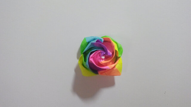 彩色折纸旋转玫瑰