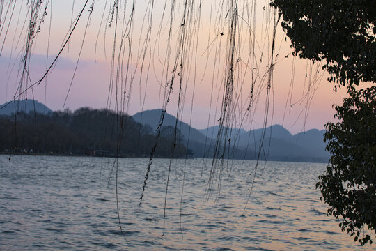 西湖晚霞群山