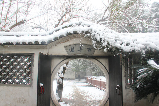 绍兴雪景鲁迅故里百草园