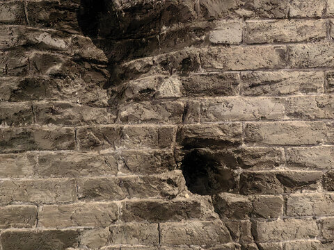 明代古城墙上的炮弹坑