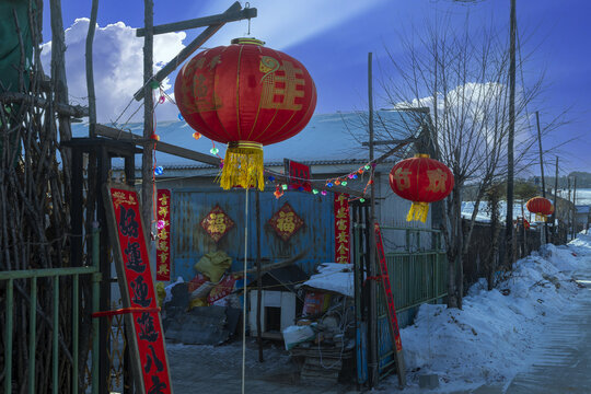 东北新年农家大门红灯笼