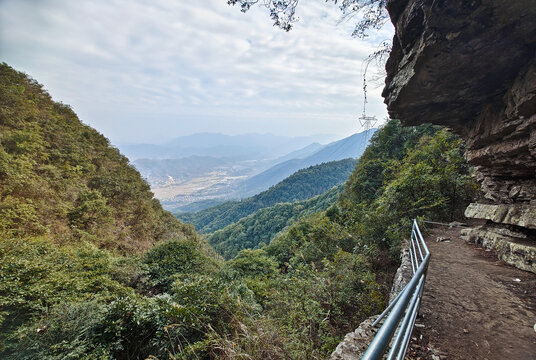 圣山崖壁风光