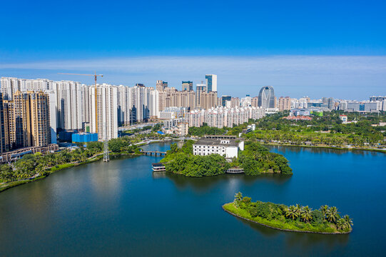 航拍海口红城湖公园城市湿地湖