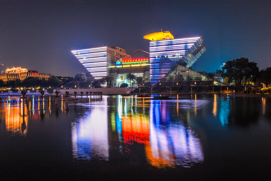 东莞青少年活动中心夜景