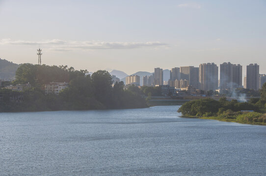 溪流城镇风景