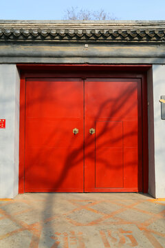 中式建筑红漆门