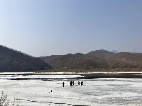 在即将开冻的冰河上