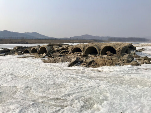 水泥管建造的废桥