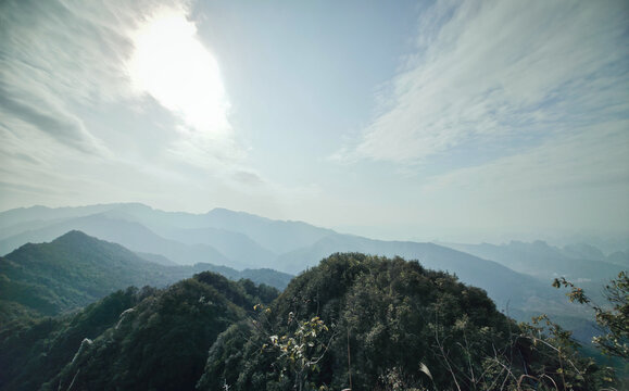 圣山主峰远眺连绵群山