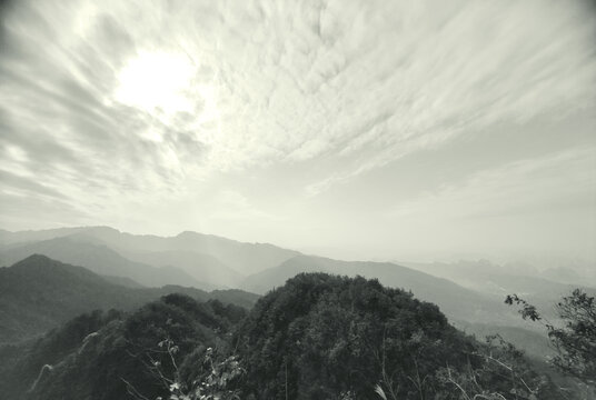 圣山山巅眺望崇山峻岭