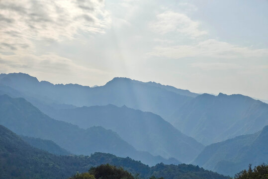 圣山主峰远眺远山