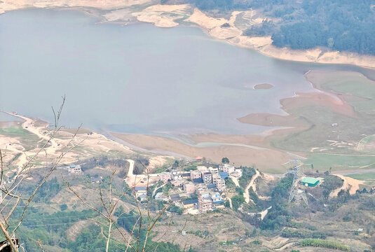 圣山山巅俯视阳安荣家村