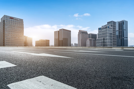 前进的道路和现代建筑