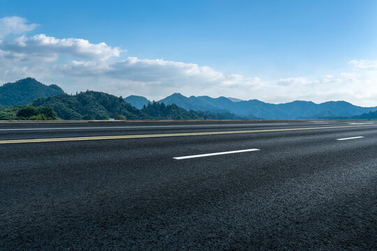 前进的道路和自然风景