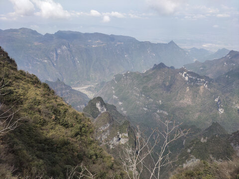 崇山峻岭