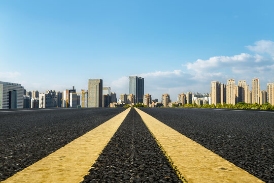 前进的道路和现代建筑