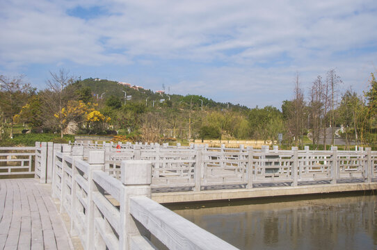 晋江崎山湖边栈道建筑