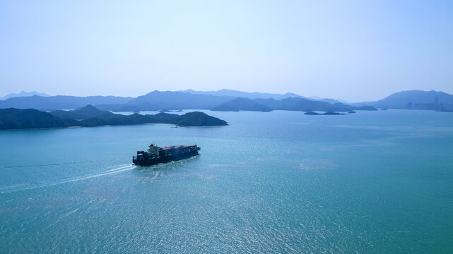 海湾岛屿集装箱货船归来