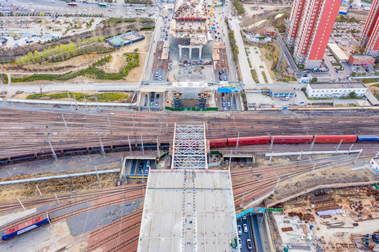 航拍郑州彩虹桥跨铁路顶推施工