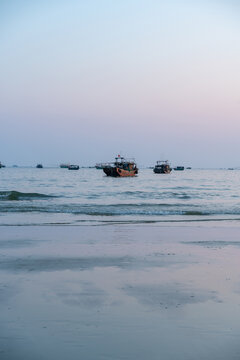 海边停靠的渔船