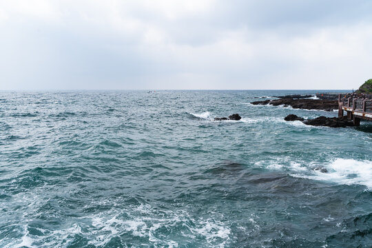 海浪冲击岸边