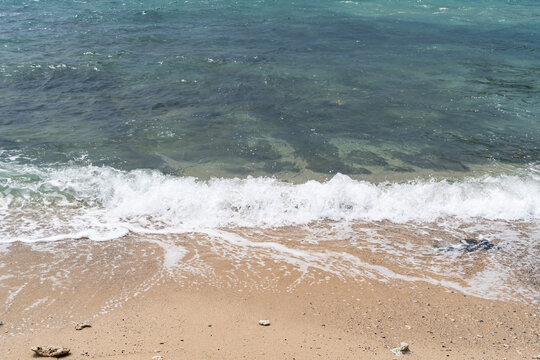 海浪冲击岸边