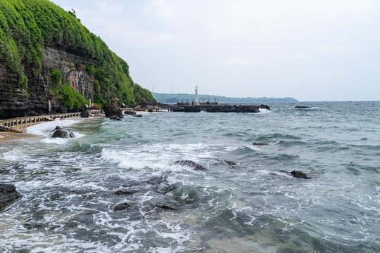 海浪冲击岸边