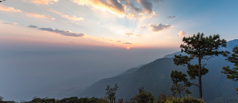 日出朝霞哀牢山自然风景