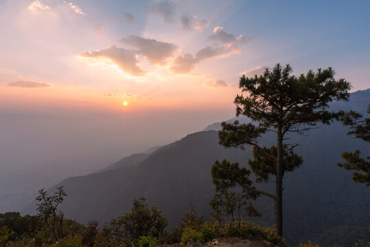 日出朝霞哀牢山自然风景