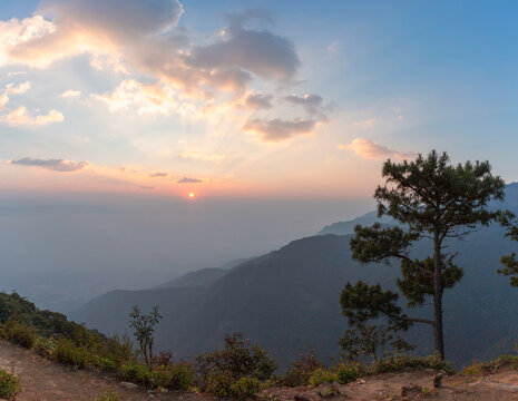 日出朝霞哀牢山自然景观