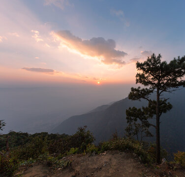 日出朝霞哀牢山自然景观