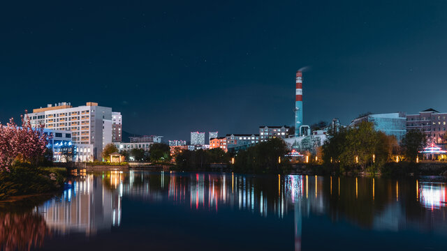 夜晚的平静湖面