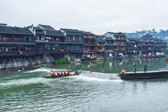 烟雨沱江凤凰古城边城风光