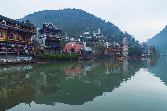 烟雨沱江凤凰古城边城风光