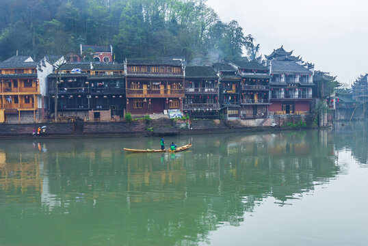 烟雨沱江凤凰古城边城风光