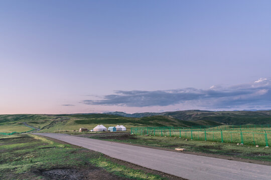 新疆夕阳下的草原道路