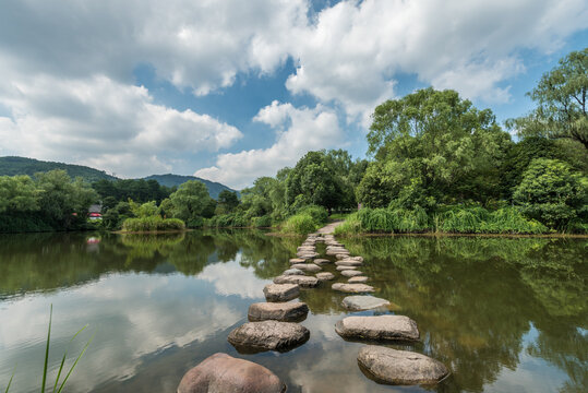 溪口公园湖泊倒影