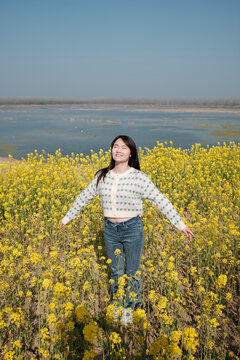 油菜花和女人