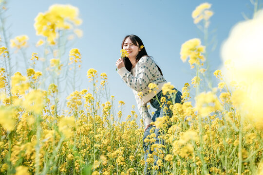 油菜花地的亮丽女子