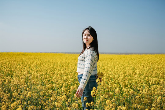 油菜花地的活力女人