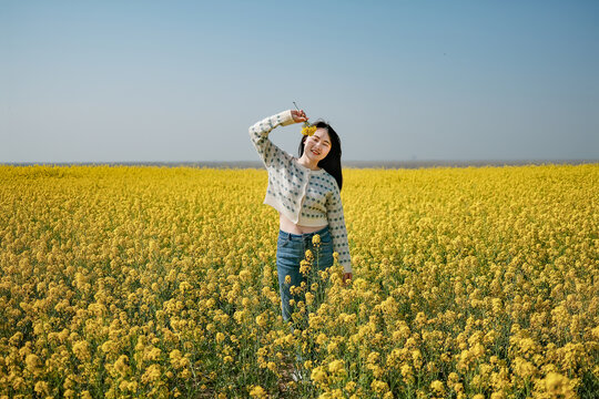 油菜花地的活力女人