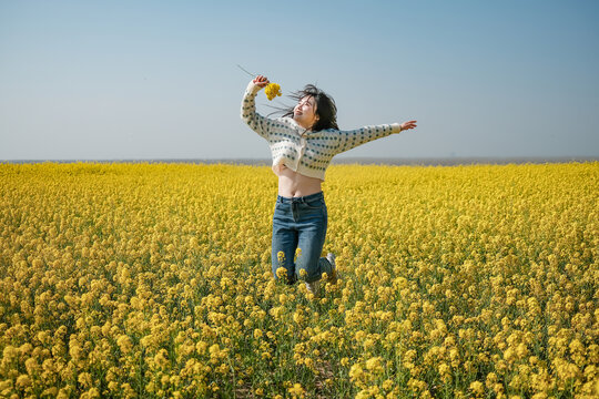 油菜花地的活力女人