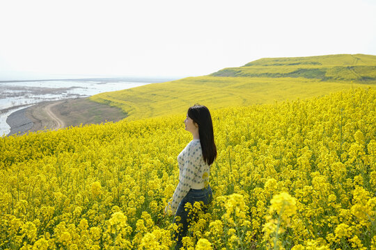 油菜花地的亮丽女子