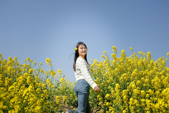 油菜花地的亮丽女子